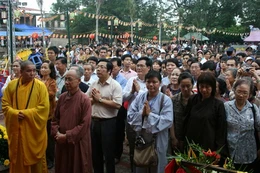 Bắc Ninh: Đoàn kiều bào chiêm bái tôn tượng Phật Ngọc và cầu nguyện cho hoà bình thế giới
